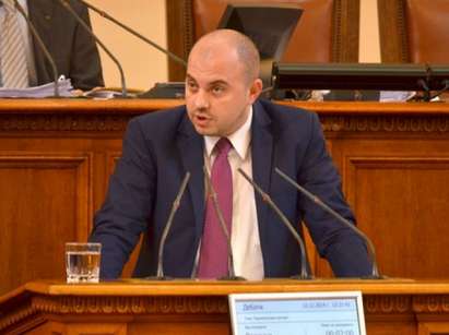 Бургаски депутат избухна срещу университети-паразити – нямало нужда от тях