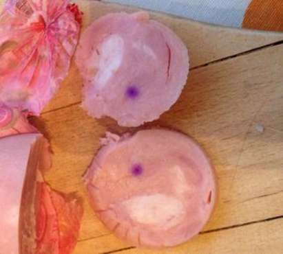 Майка се отказа да прави сандвич на детето си заради лилави точки в шунката