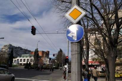 Боядисват стълбове и светофари в Бургас срещу шаренията от плакати и реклами