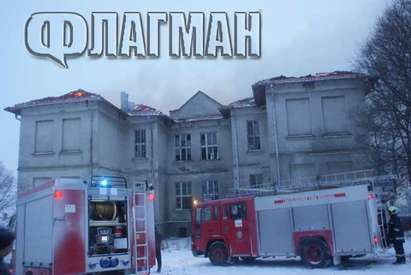 Пожар изпепели училището в айтоското с. Караново, подозират умишлен палеж (ЕКСКЛУЗИВНИ КАДРИ)
