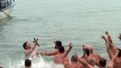 29 скочиха в морето за Светия кръст в Поморие, спаси го 46-годишният Красимир Спасов (ВИДЕО)