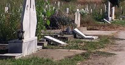 Див селянин се развилня и поруга гробището в Паницово