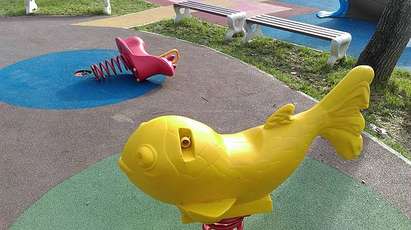 Срамота! Вандали изпотрошиха нови люлки и пейки в детския  кът в Морската градина на Царево!