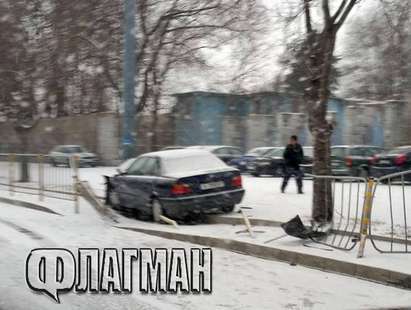Шофьор без книжка и на едно малко е катастрофиралият с БМВ-то до стадион "Черноморец"