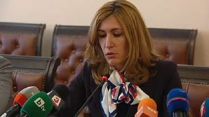 Министър Николина Ангелкова твърди: Не можем да намалим цената на руските визи