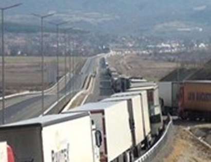 Барети блокирали български камиони насред поле в Гърция