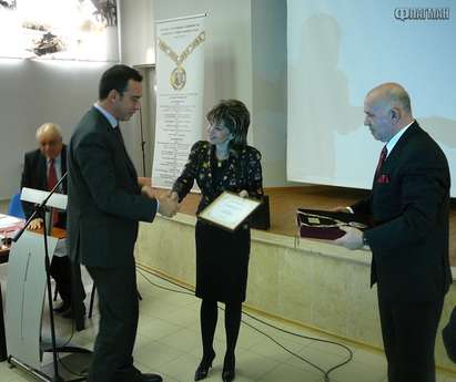 Изненада: Димитър Николов и Ахмед Доган получиха награди за лидери от библиотекарския институт (снимки)