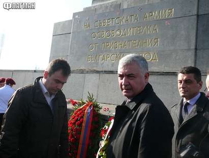 Български политици поднесоха венци на съветски паметник редом с руска делегация (снимки)