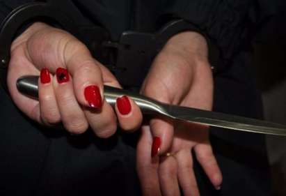 Чудовищно! Млада жена закла 17-годишната си сестра със 140 удара с нож