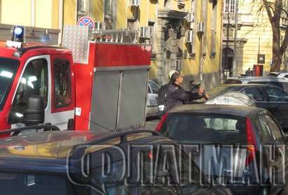 Цигани вдигнаха на крак пожарна и патрулка заради запален контейнер зад Старата поща в Бургас(СНИМКИ)