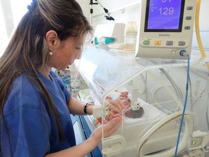 Добрата новина: Бургаски лекари спасиха родилка с тежка диагноза и бебето й