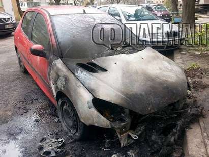Сплашване по бургаски: Запалиха колата на 25-годишен мъж пред дома му в ж. к. „Славейков” (СНИМКИ)