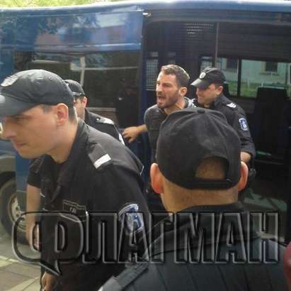 Млади момчета с бръснати глави окупираха съда в Малко Търново заради Перата (СНИМКИ)