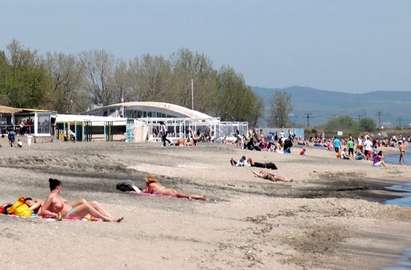 Старт на сезона: Бургазлии препълниха плажа (СНИМКИ)