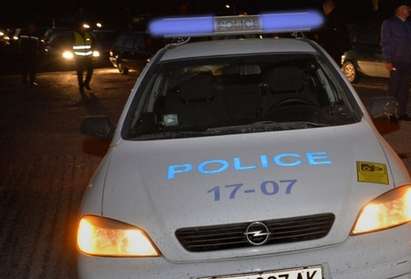 Екшън в ж. к. "Лазур": Мъртвопиян мъж нападна полицаи и потроши патрулка с глава