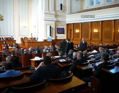 Парламентът гласува оставка на депутатка, „за да останат онези, които грабят и съсипват България”