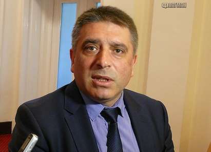 Скандал! БСП и ДПС поискаха оставката на Данаил Кирилов с блъскане по банките – Цачева прекъсна заседанието
