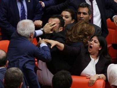 Меле в турския парламент! Депутати се сбиха заради жертвите на полицейския произвол