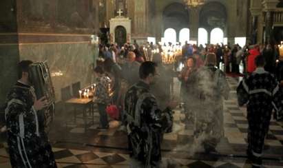 Миряни оставят милион в манастирите за Великден