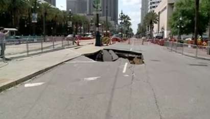 Дупка с диаметър 7 метра се отвори на улица в САЩ (видео)