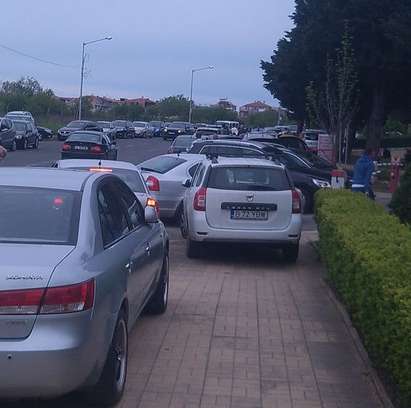 Нагли туристи блокират тротоари с колите си пред хотели в Несебър
