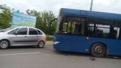 Кола се заби в автобус на входа на "Меден рудник"