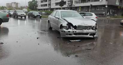 Пешеходка е в болница след верижна катастрофа във Варна