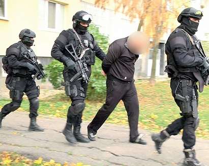 Акция в гетото: Маскирани ченгета арестуваха банда след погром над патрулка