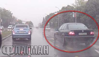 Идиот с меденруднишко БМВ профуча на червено на възлов светофар в Бургас(ВИДЕО)
