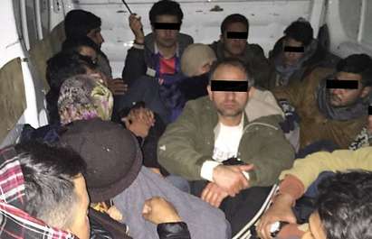 Екшън край Бургас! Трафикант заби микробус, натъпкан с 39 афганистанци в канавката