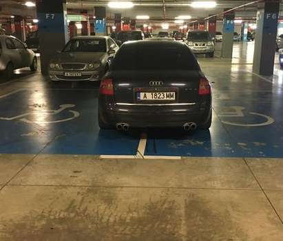 Бургазлия паркира колата си неправилно, окупира две места за хора с увреждания