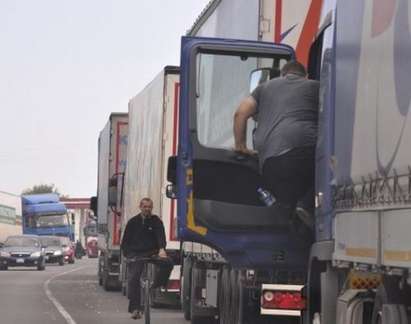 Шофьори на камиони плашат със стачка, искат да карат по магистралите през лятото