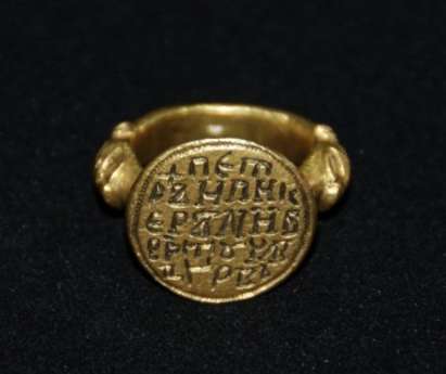 Златни пръстени на висши аристократи от XIV в. показват в туристически к-с „Акве Калиде“