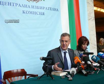 Говорител на ЦИК пред „Флагман”: КС няма как да бъде сезиран, преди Първанов да се е кандидатирал за президент