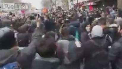Сблъсъци между протестиращи и полицаи в Париж (ВИДЕО)