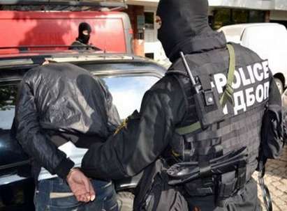 Удар! Бургаската полиция арестува яко заредени дилъри в ж.к. „Братя Миладинови”