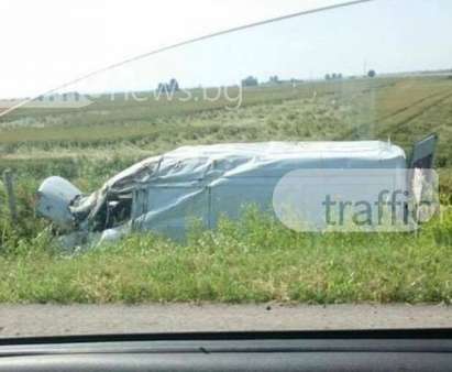 Ад на "Тракия": Тежка катастрофа между бус и кола блокира пътуващите за Бургас (СНИМКИ)