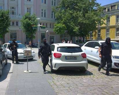 Подкрепление от трима маскирани полицаи с автомати пристигна в центъра на Бургас