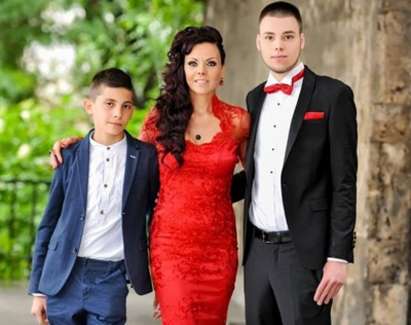 Майката, която придружи сина си на бала, била трета на “Мис България 2001”