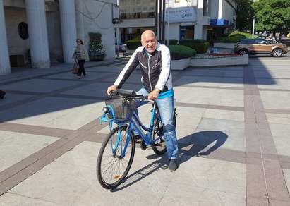 Шефът на ОбС-Бургас Костантин Луков захвърли служебната Мазда, яхна колело