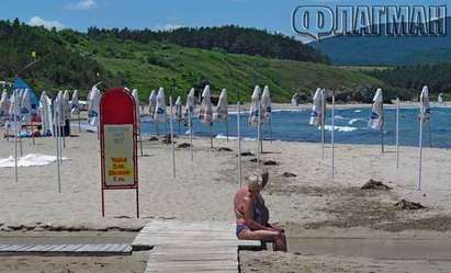 Няма такава държава! Фирма си хареса плажа в Ахтопол, окупира го без търг(СНИМКИ)