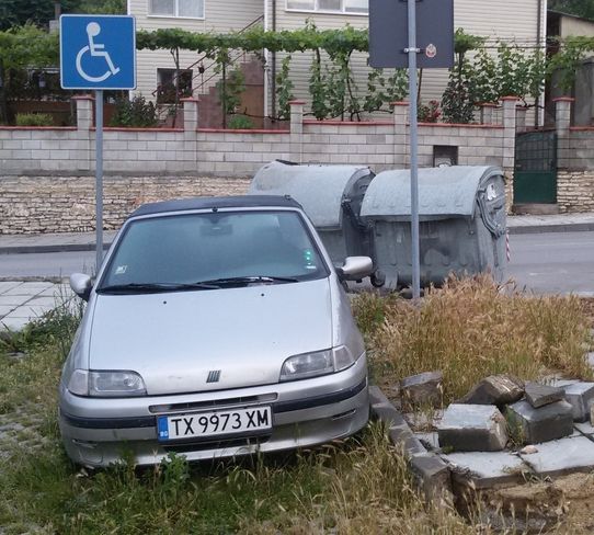 Наглец „закотви“ колата си на място за инвалиди, не я кара от няколко месеца