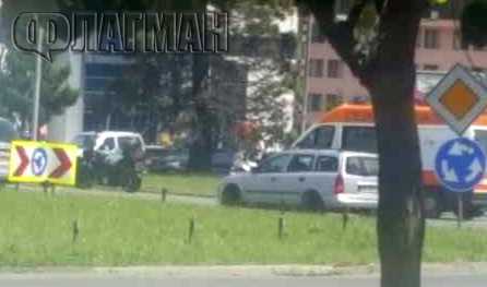 Първо във Флагман! Турски моторист се заби в кола на Жандармерията на кръговото на "Мираж" (ОБНОВЕНА)