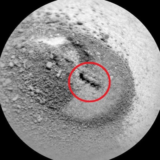 Уфолог откри гигантски червей на снимка от Марс
