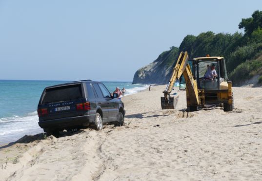Джип затъна в пясъка на сантиметри от вълните на плажа „Карадере“