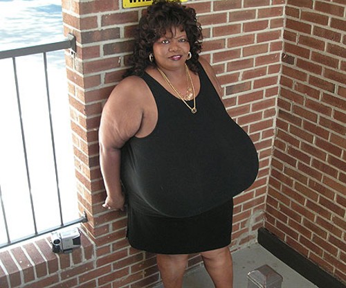 Вижте  жената с най-голям естесвен бюст цели 50 килограма!
