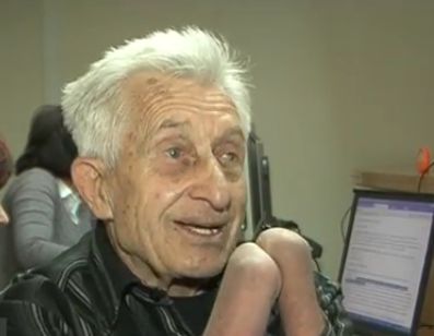 Фотограф без ръце губи и слуха си, нуждае се от 2600 лева за апарат