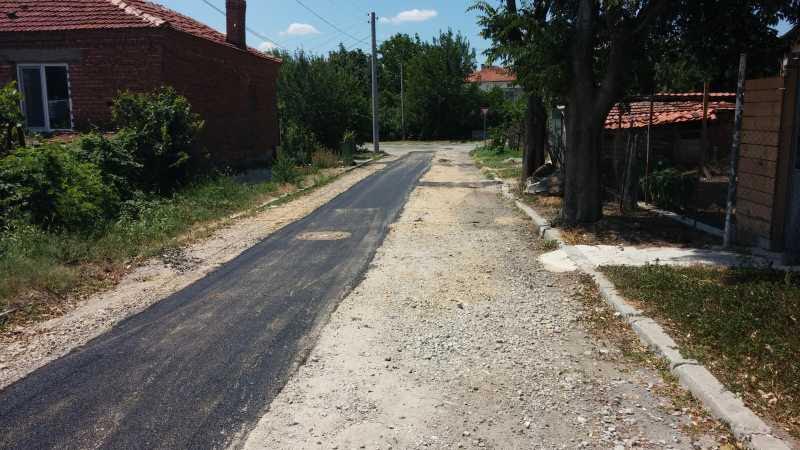 Ето как асфалтират улици в Българово