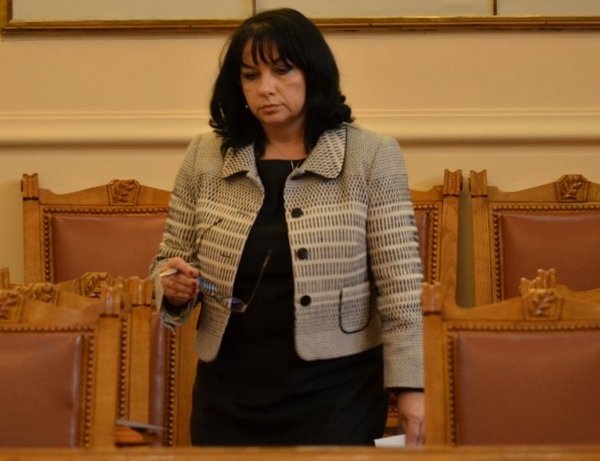 Теменужка Петкова в парламента: И човек съм, и жена, и майка, и министър!