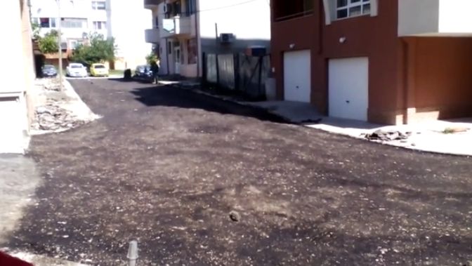 Граждани си асфалтират улицата сами, след като четири години газили кал